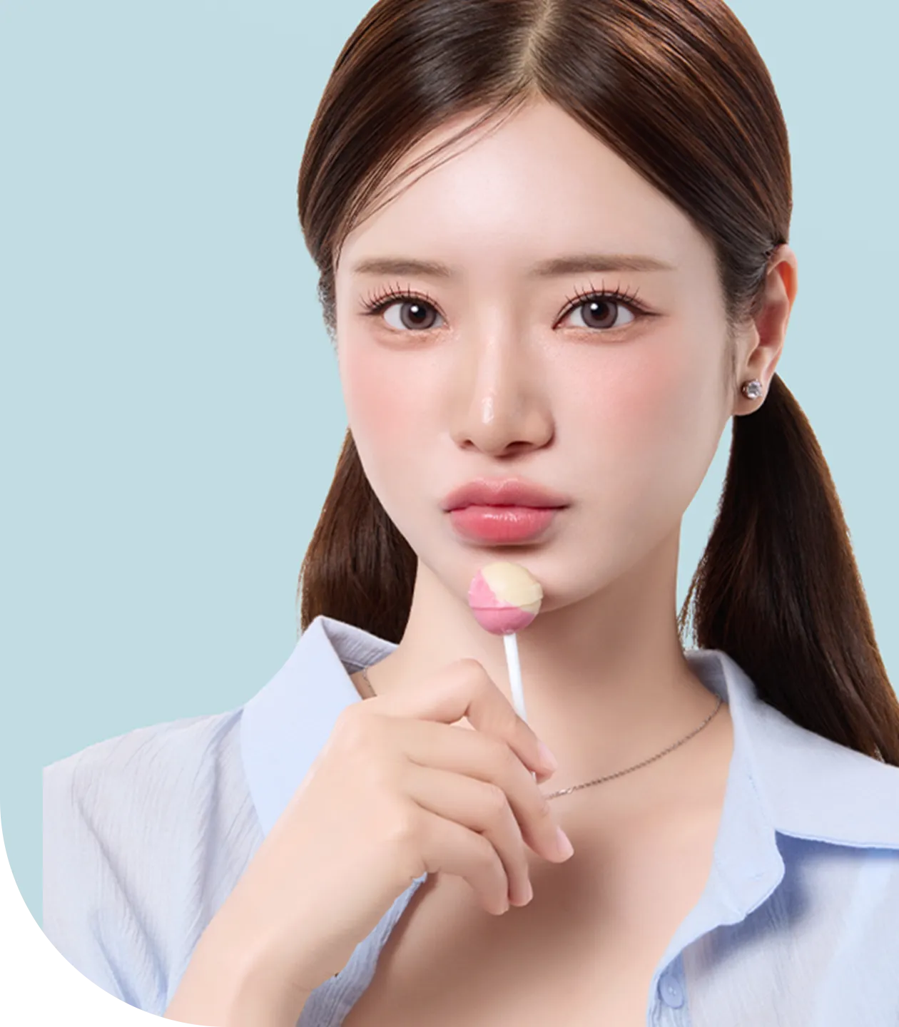 左手をあごに添えているショートヘアの女性