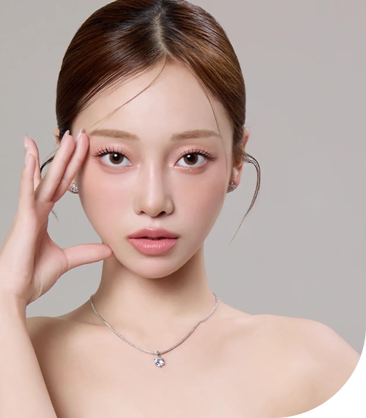 白いドレスを着た長い黒髪の女性